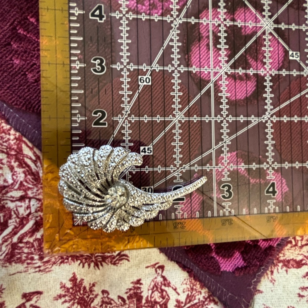 Elegant Silver Feather Brooch with Intricate Detailing - Picture 8 of 8